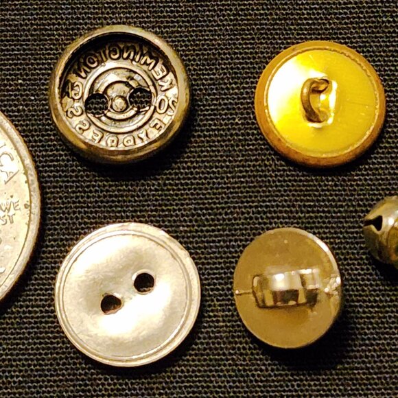Antique/Vintage Lot of 20 Metal Buttons - Picture 10 of 11